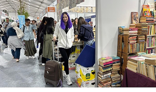 Fuardan valiz dolusu kitapla &ccedil;ıkıyorlar