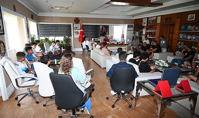 Futbolcu ve velilerden Başkan Topaloğlu&rsquo;na teşekk&uuml;r ziyareti
