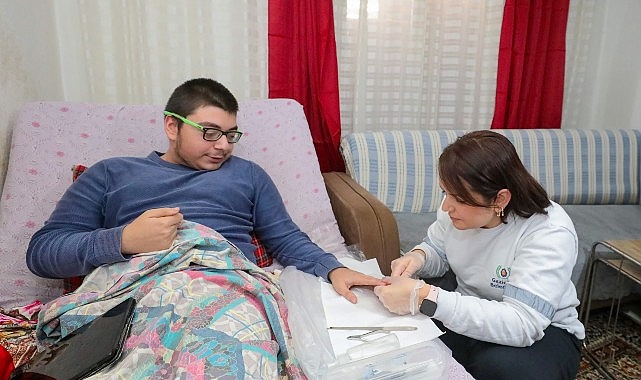 Gaziemir Belediyesi&rsquo;nden vatandaşların hayatına dokunan hizmet: 1056 kişiye Evde Kuaf&ouml;r Hizmeti