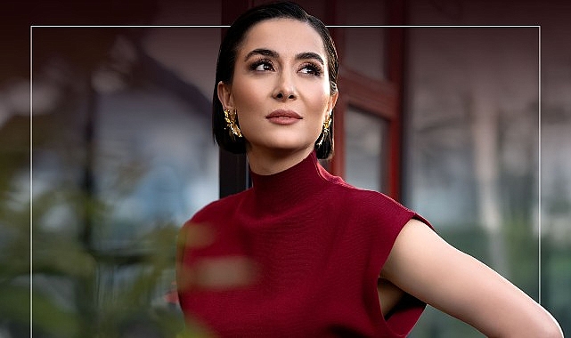 Gelenekten g&uuml;n&uuml;m&uuml;ze: Ezgi Ey&uuml;boğlu&rsquo;ndan yeni bir şarkı