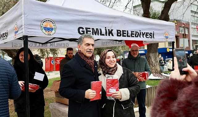 Gemlik Belediyesi&rsquo;nden T&uuml;rk Bayrağı Dağıtımı