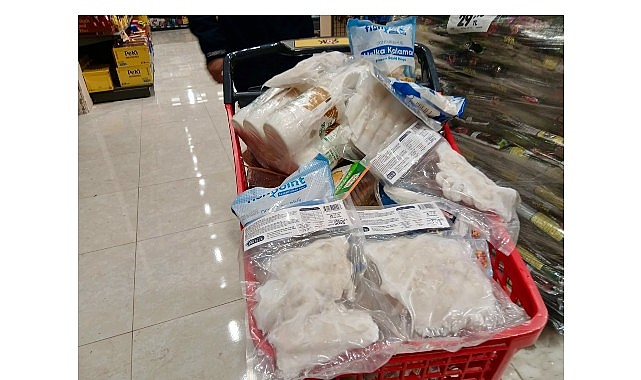 Gemlik'te Bozuk &Uuml;r&uuml;n Satan Marketler Zabıtaya Takıldı