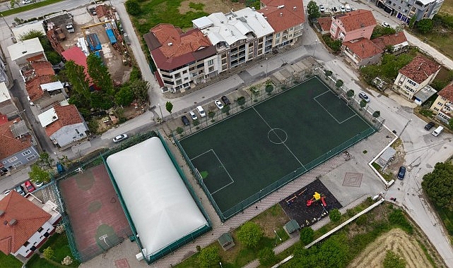 Gemlik&rsquo;te Halı Sahalar Yenilendi