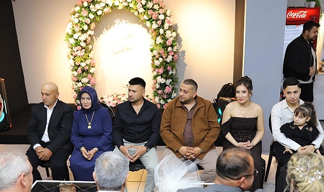 Gen&ccedil; &ccedil;iftin y&uuml;z&uuml;klerini Başkan Topaloğlu taktı