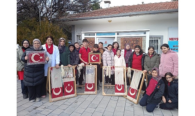 Gen&ccedil; Ellerden Ay Yıldızlı Bayrağa "T&uuml;rk D&uuml;ğ&uuml;m&uuml;" Dokunuşu