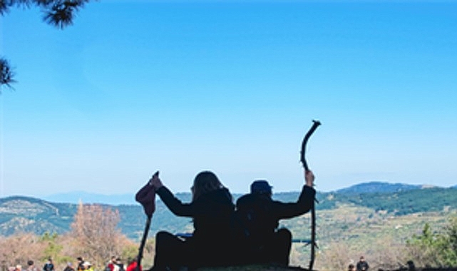 Gen&ccedil;ler baharı Efes-Mimas Yolu&rsquo;nda doğayla karşıladı
