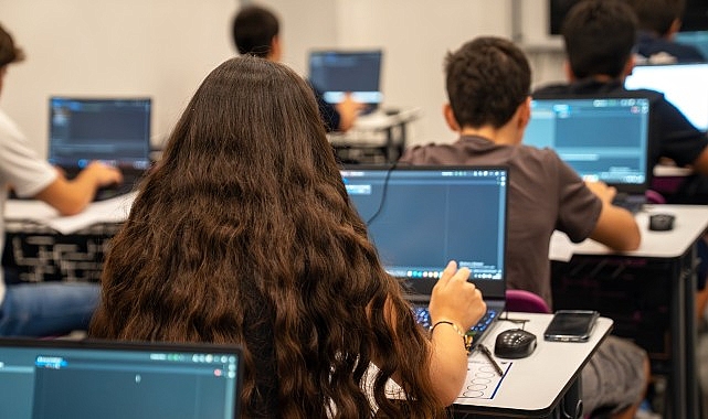Gen&ccedil;ler İBBTech Teknoloji Takımı&rsquo;nın Se&ccedil;meleri İ&ccedil;in Yarıştı