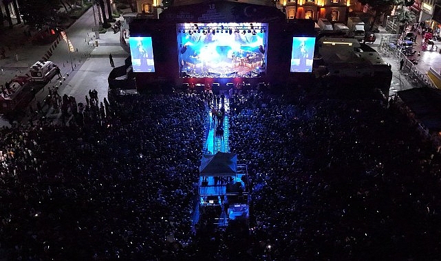 Gen&ccedil;lik Festivali&rsquo;nde Simge Coşkusu
