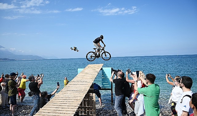 G&ouml;ky&uuml;z&uuml;nden denize pedal &ccedil;evirdiler