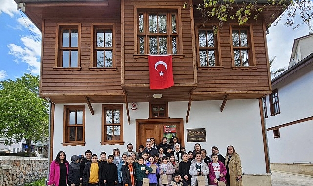 G&ouml;lc&uuml;k Belediye Başkanı Ali Yıldırım Sezer, G&ouml;lc&uuml;k&rsquo;te en &ccedil;ok kitap okuyan &ouml;ğrencileri &ouml;d&uuml;llendirdi