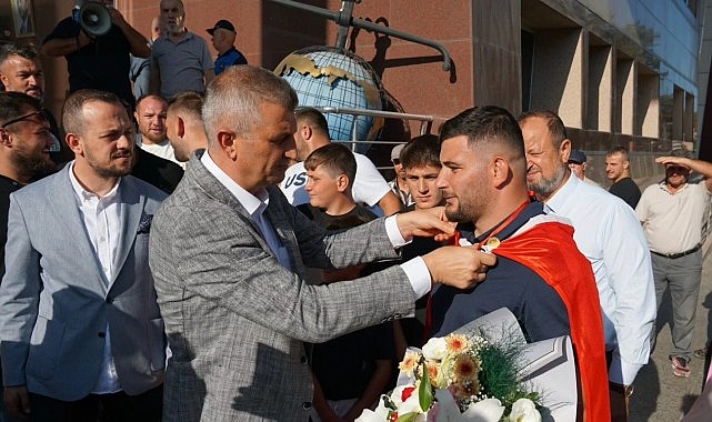 G&ouml;lc&uuml;k Belediyesi Başpehlivanına Kutlama