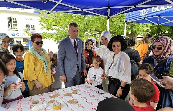 G&ouml;lc&uuml;kl&uuml; &Ccedil;ocuklar elleriyle Annelerine Hediye Yaptı