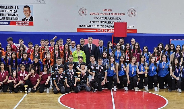 G&ouml;lc&uuml;k'te okullar arası turnuvada dereceye girenler &ouml;d&uuml;llendirildi