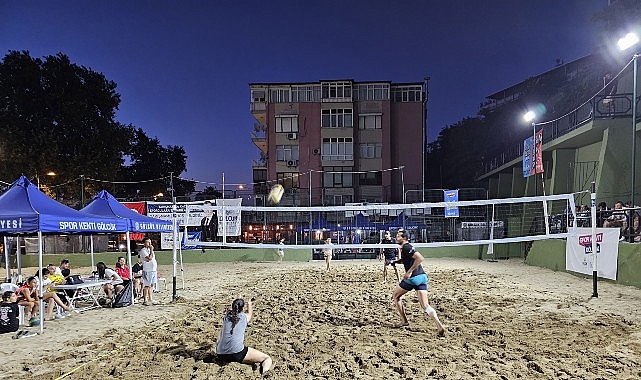 G&ouml;lc&uuml;k&rsquo;te Plaj Voleybolu Turnuvası B&uuml;y&uuml;kler Kategorisinde Sona Erdi