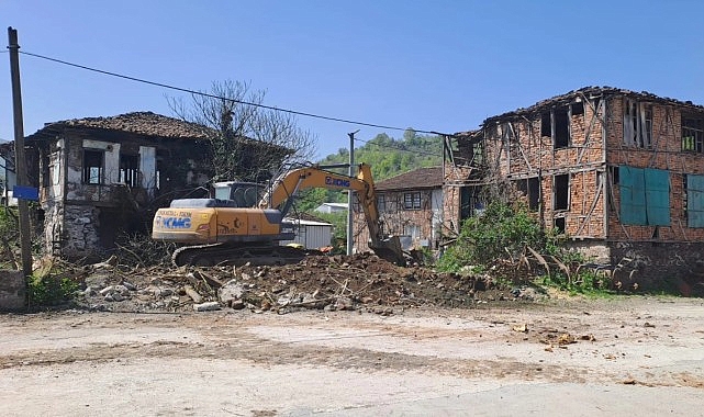 G&ouml;lc&uuml;k&rsquo;te Riskli Yapılar Birer Birer Yıkılıyor