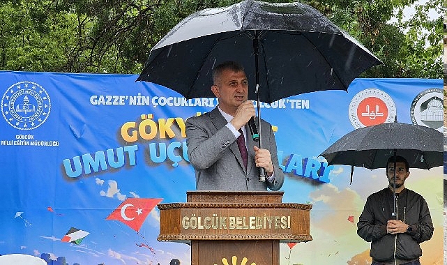 G&ouml;lc&uuml;k'te y&uuml;zlerce kişi yağmur altında Filistin i&ccedil;in tek y&uuml;rek oldu