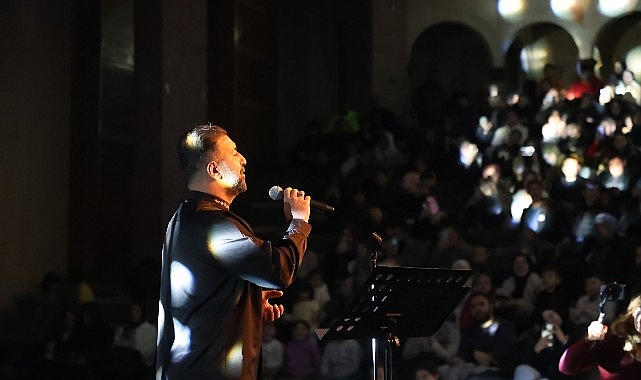 G&ouml;n&uuml;llere Dokunan İlahileriyle Hasan Bayar Sahne Aldı