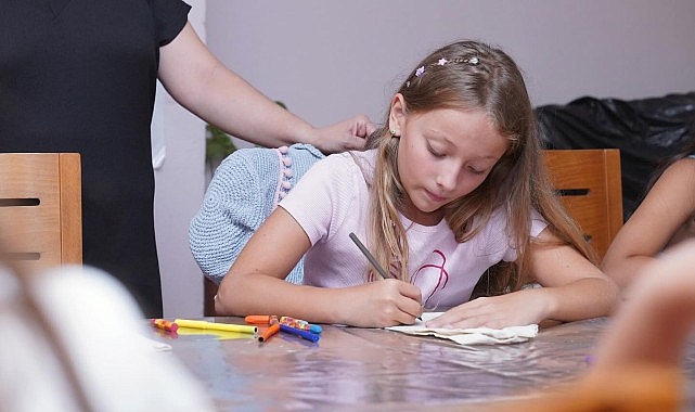 G&uuml;n boyunca &ccedil;ocuklar sanatla i&ccedil; i&ccedil;e