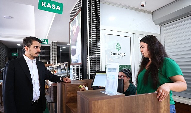 G&uuml;ner, &Ouml;ğle Yemeğini Vatandaşlarla Birlikte Yedi