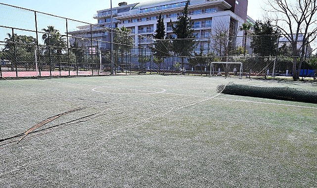 G&uuml;n&uuml;birlik alandaki halı saha yenileniyor