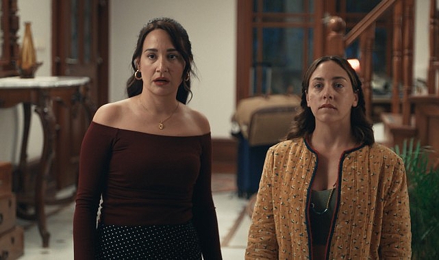 Gupse &Ouml;zay&rsquo;ın kaleminden &ccedil;ıkan yeni Netflix dizisi Platonik: Mavi Dolunay Otel, 18 Eyl&uuml;l&rsquo;de izleyiciyle buluşacak!