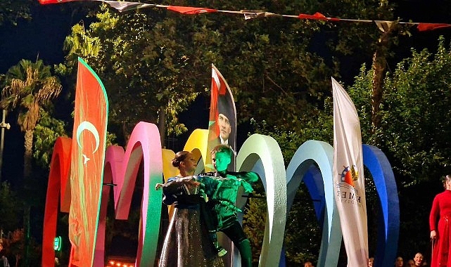 G&uuml;rc&uuml; dans topluluğundan Kemer&rsquo;de muhteşem şov