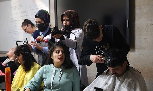 G&uuml;venli, &Ccedil;ağdaş ve Sıcak bir Pencereden Yansıyanlar
