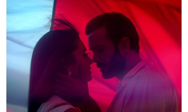 Hande Er&ccedil;el ve Barış Ardu&ccedil;&rsquo;un Başrollerinde Yer Aldığı Disney+&rsquo;ın &lsquo;Aşkı Hatırla&rsquo; Dizisinden Yeni Tanıtım Yayınlandı!