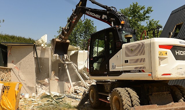 Hasanağa&rsquo;da ka&ccedil;ak villalar yıkıldı
