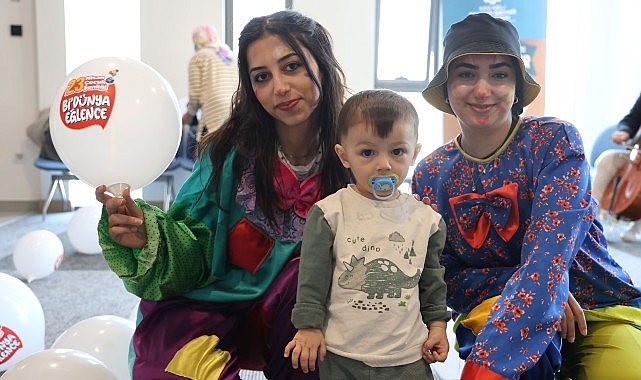 Hastanedeki &ccedil;ocuklara 23 Nisan s&uuml;rprizi