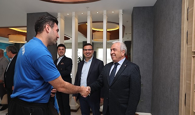 Hentbolcular başarılarını Başkan Şadi &Ouml;zdemir&rsquo;le paylaştı