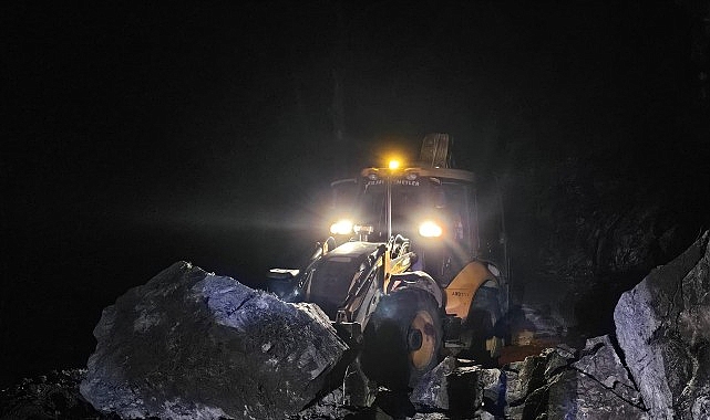 Heyelan nedeniyle kapanan Taşatan yolu a&ccedil;ıldı