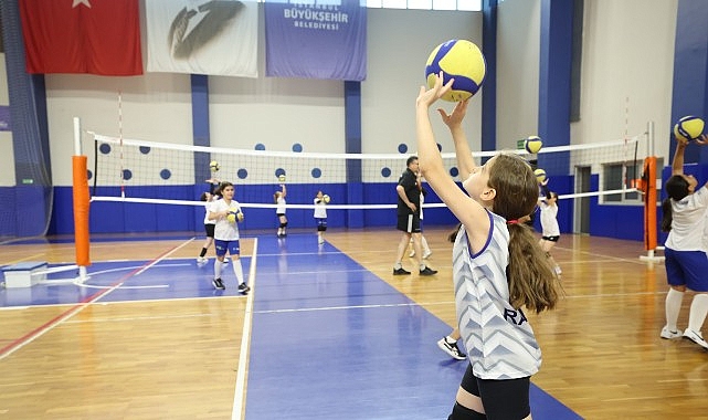 İBB Spor Okulları Yaz D&ouml;neminde de On Binlerce &Ccedil;ocuğu Sporla Buluşturuyor