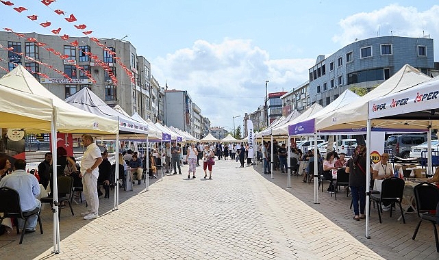 İBB'nin Maltepe'deki kariyer fuarı yoğun ilgi g&ouml;rd&uuml;
