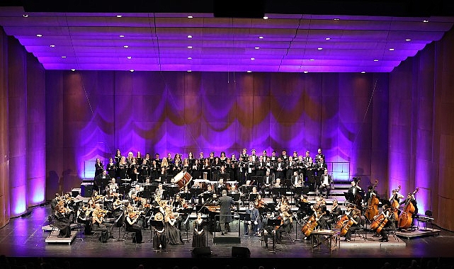 İDSO DenizBank Konserleri'nde   Ulu &Ouml;nder&rsquo;e &ldquo;Son Veda&rdquo; ile saygı duruşu