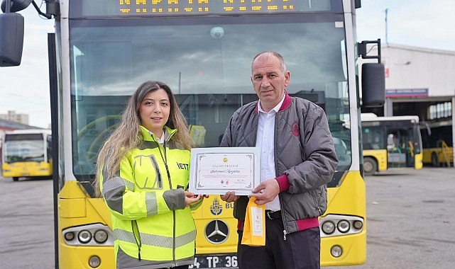 İETT Kaptanından &Ouml;ğretmenler G&uuml;n&uuml;'ne Duygusal Jest