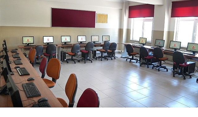 İETT&rsquo;nin gen&ccedil;lere teknoloji desteği s&uuml;r&uuml;yor.