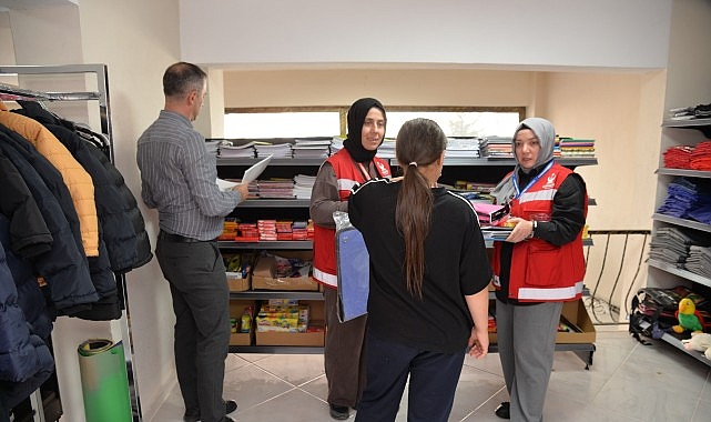 İhtiya&ccedil; sahibi &ouml;ğrencilere kırtasiye yardımı