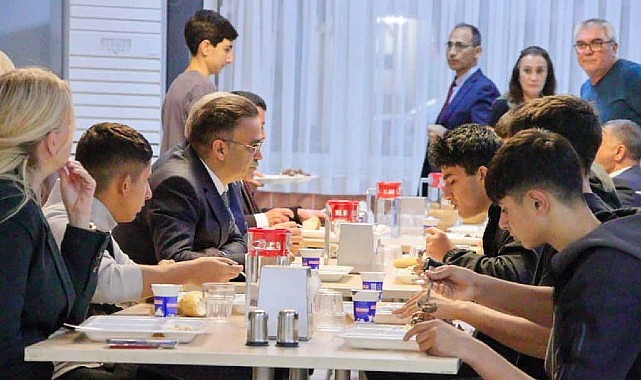 İl milli Eğitim M&uuml;d&uuml;r&uuml; Dr &Ouml;mer Yahşi pansiyonda &Ouml;ğrencilerin Sofrasına Konuk Oldu