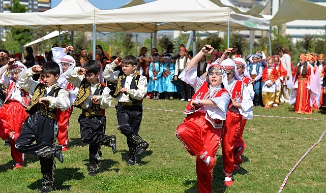 İlkokul &Ouml;ğrencilerinden Halk Oyunu G&ouml;sterisi