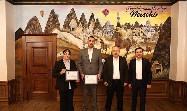 &ldquo;İlmek İlmek T&uuml;rkiye&rdquo; Halı Motifi Vali Fidan&rsquo;a Armağan Edildi