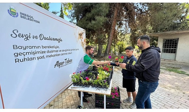 İneg&ouml;l Belediyesi Bayram &Ouml;ncesi Mezarlıklarda &Ccedil;i&ccedil;ek Dağıttı