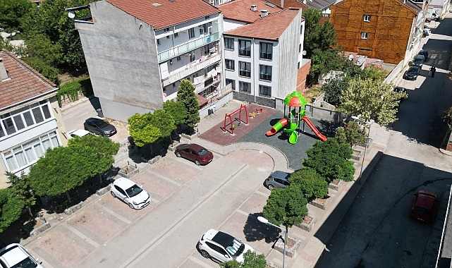 İneg&ouml;l Belediyesi Eskiyen &Ccedil;ocuk Parklarını Yeniliyor