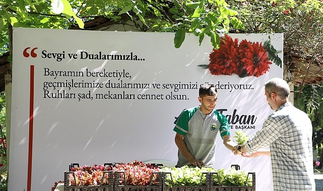 İneg&ouml;l Belediyesi Mezarlıklarda 9 Bin Adet &Ccedil;i&ccedil;ek Dağıttı