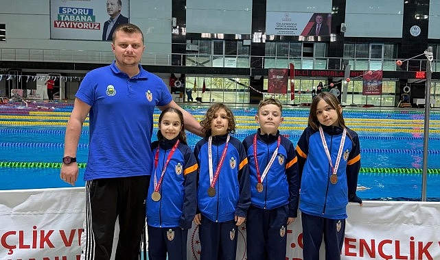 İneg&ouml;l Belediyespor Y&uuml;zme Takımından 18 Madalyalık Gurur