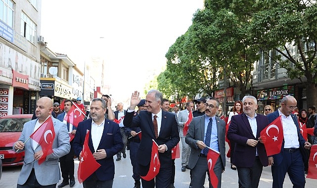İneg&ouml;l&rsquo;de 23 Nisan coşkusu sokaklara taştı