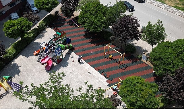 İneg&ouml;l&rsquo;de 7 Mahallede 22 Parkın Zemini Yenileniyor