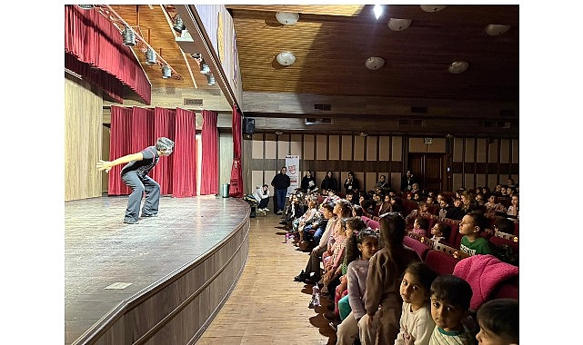 İneg&ouml;l&rsquo;de Tiyatro Festivali Coşkusu S&uuml;r&uuml;yor