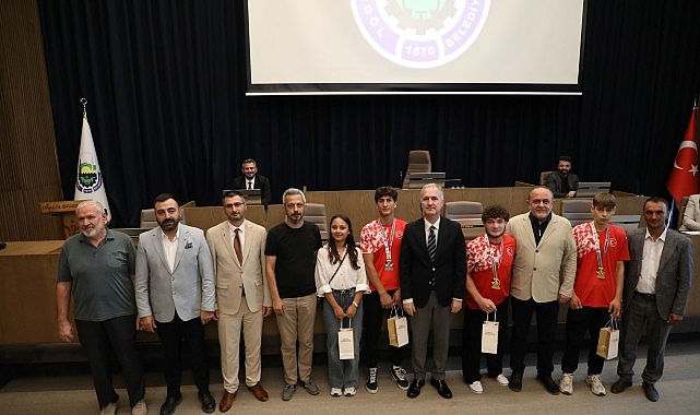 İneg&ouml;l&rsquo;&uuml;n Başarılı Gen&ccedil;leri Mecliste Onure Edildi