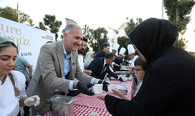 İneg&ouml;l&rsquo;&uuml;n Yeni Meydanında Aşure Kazanları Kaynadı